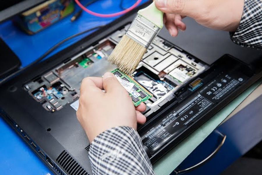 Sửa chữa bảo hành laptop, khách hàng cần chú ý những điều này để tránh “tiền mất tật mang”