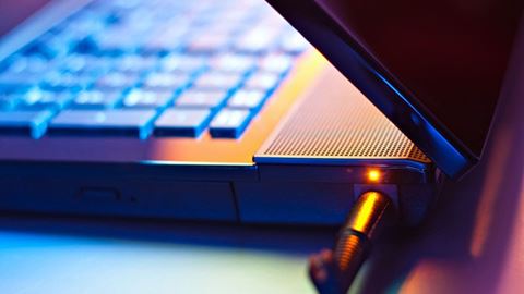 Những điều cần biết khi vừa sạc vừa dùng laptop