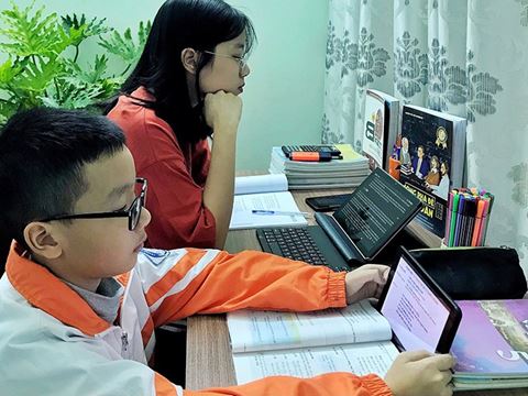 Nên mua máy tính bảng hay máy tính xách tay khi học đại học