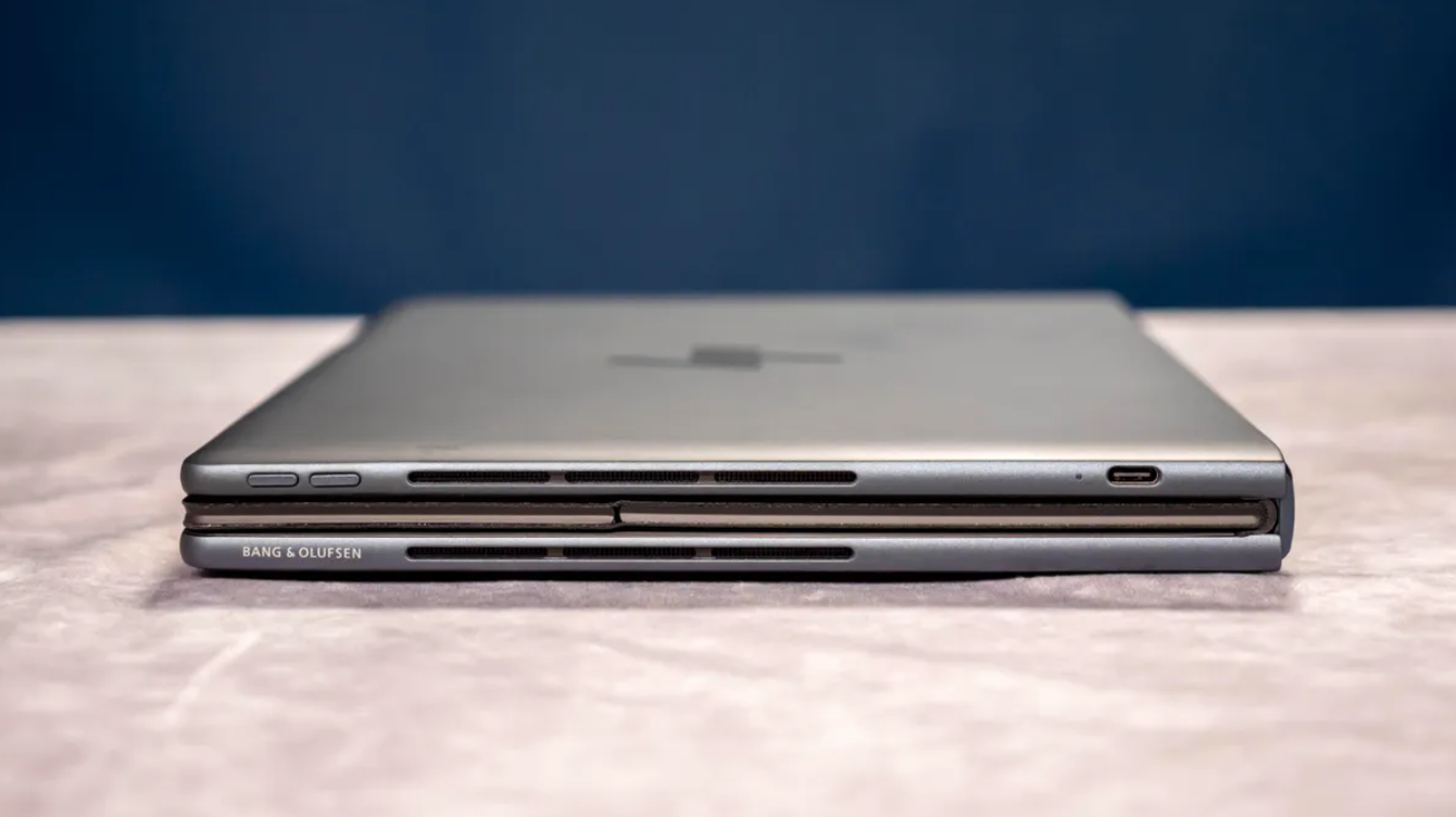 Siêu phẩm laptop màn hình gập 17 inch