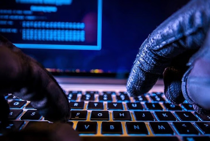 Tin tặc (hacker) luôn ẩn núp trên Internet chờ sơ hở của người dùng để tấn công mạng.