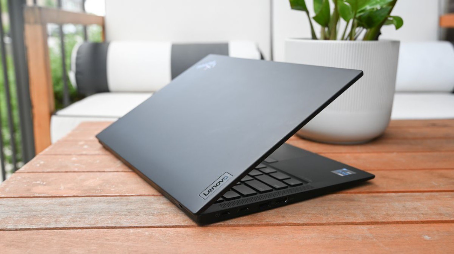 Những laptop Lenovo đáng tiền nhất năm nay - 1