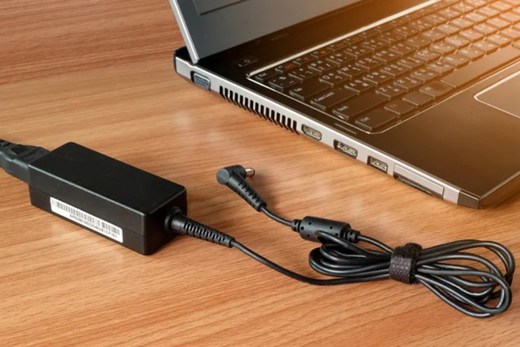 Hầu hết bộ sạc laptop đều có