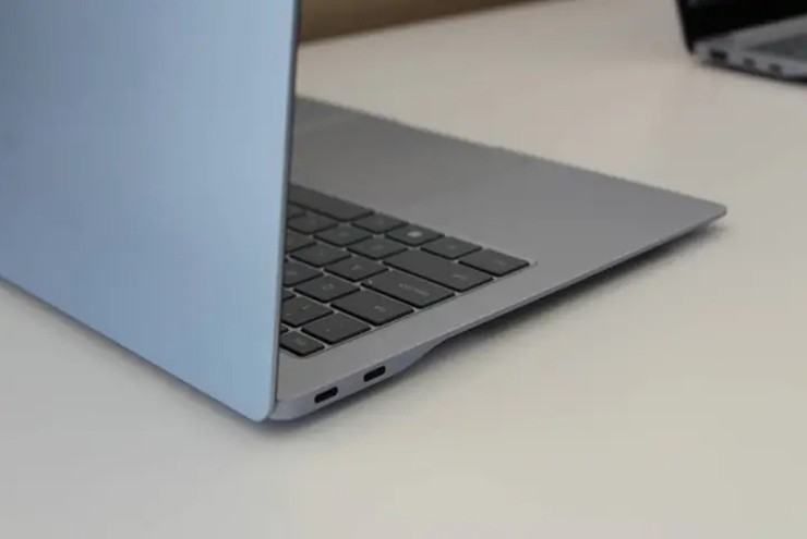 Phiên bản 14 inch của Galaxy Book4 Edge mỏng hơn MacBook Air.
