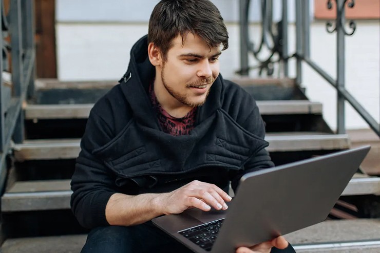 Nhiều người đang mang laptop không đúng cách - 1