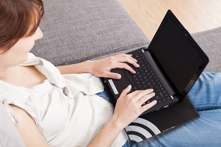 Thói quen sử dụng laptop nguy hiểm mà nhiều người vẫn thực hiện - 1