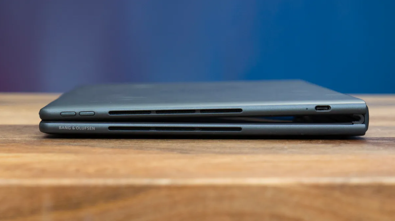 Siêu phẩm laptop màn hình gập 17 inch