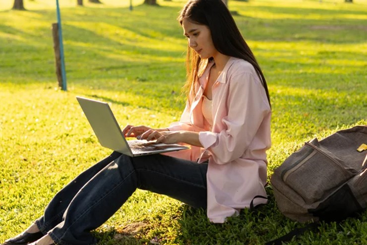 Chúng ta đang có quan điểm sai lầm khi sử dụng laptop trên đùi? - 1