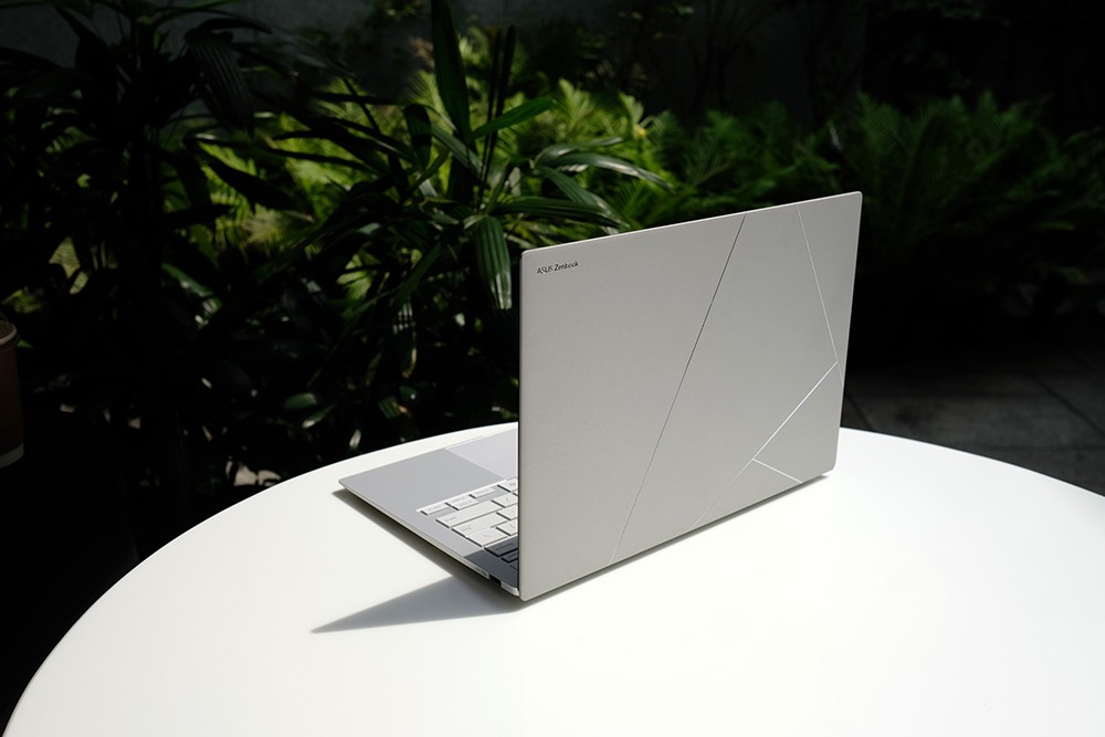 Đánh giá Laptop AI ASUS Zenbook S 14 - Copilot+ PC đầu tiên trang bị Intel - 1