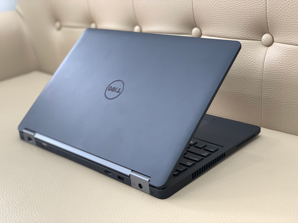 kiểm tra phần ngoài của laptop cũ