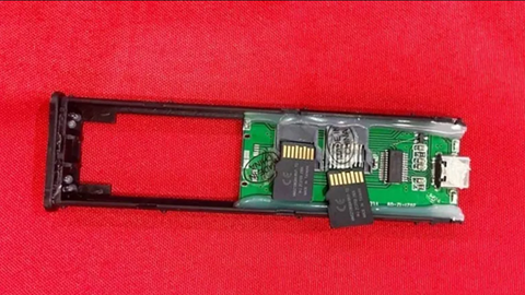Thử mổ xẻ linh kiện ổ SSD giá siêu rẻ mua trên mạng, người dùng ngã ngửa khi phát hiện “vật thể lạ” bên trong