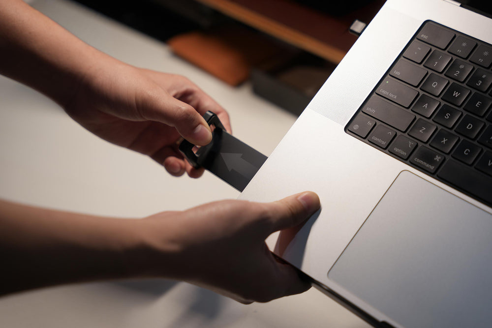 Giá treo LT03 kẹp hai bên theo kích thước laptop